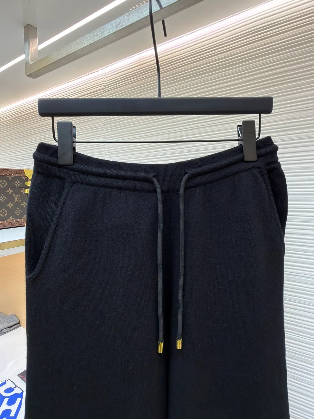 LOUIS VUITTON wool knitted printed leggings trousers ●Original version: Purchased and developed by 13100 ●Item number: 1682078-B70 ●Fabric: wool blended fabric ●Technology: knitted ●Color: black ●Version: fitted version ●Weight: about 510 grams ●Size: S-M-L-XL ●Description: Wool custom-dyed with 48s cashmere blended imported yarn, imported Stoll 14-needle double-sided jacquard process, a single piece takes 280 minutes per piece, the pockets are made of 60s modal cotton, the cashmere feels very soft and waxy, with high warmth retention, custom-made logo zipper, specific three-label washing, the overall routing is straight and delicate, the fabric is comfortable and soft, the color is consistent and no color difference It can be matched with the same style to create a fashionable look, and can be used in various occasions. Customized accessories, complete with three standards, same style for men and women!